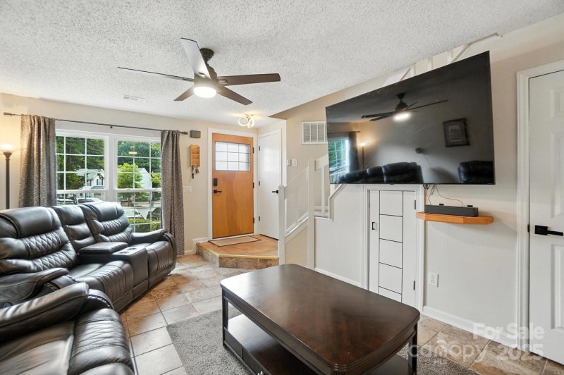 Property image 4 of 6422 Windsor Gate Lane in Windsor Grove, Charlotte, NC 28215