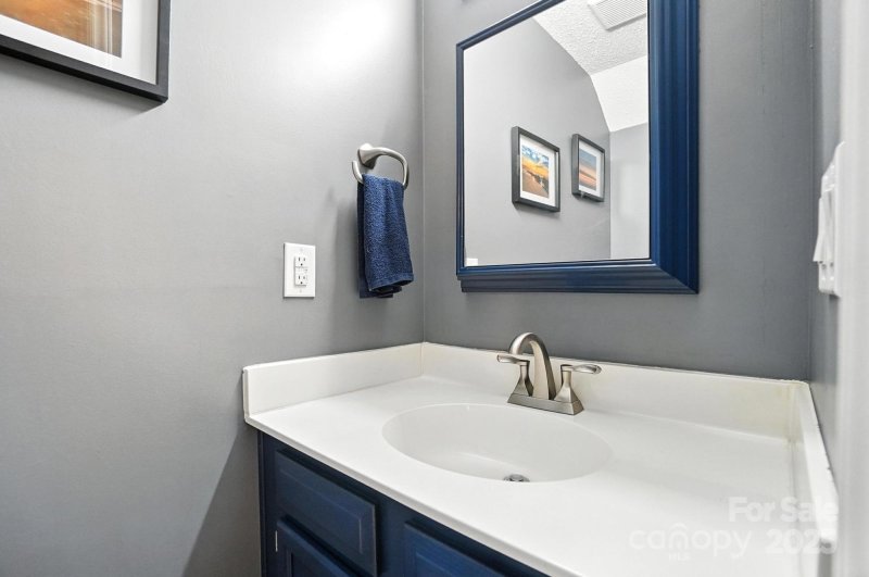 Property image 5 of 6422 Windsor Gate Lane in Windsor Grove, Charlotte, NC 28215