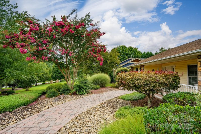 Property image 2 of 32 Stone House Road in Devonwood, Hendersonville, NC 28739