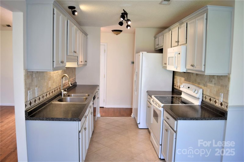 Property image 5 of 10120 Sparkling Brook Court in Northwoods, Charlotte, NC 28214