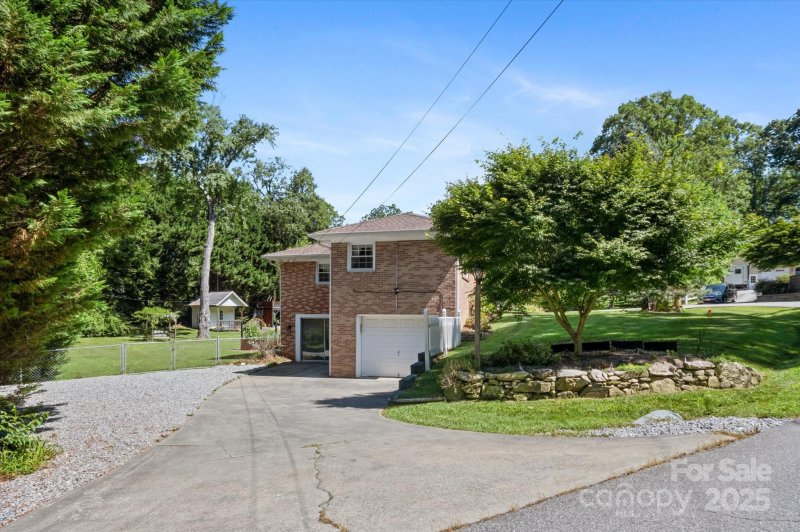 Property image 3 at 441 Hillcrest Circle, Hendersonville, NC 28792