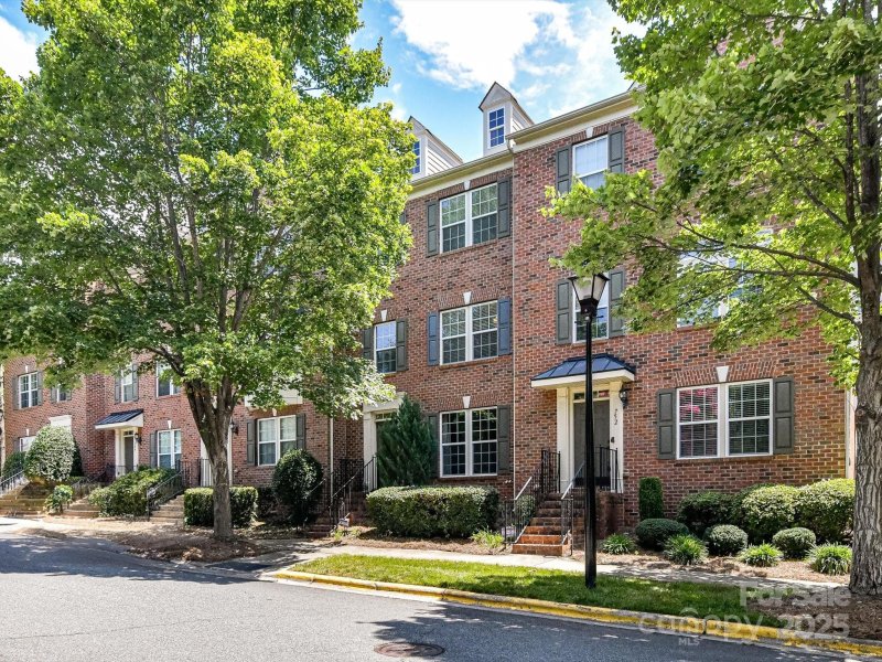 Property image 3 of 756 Naramore Street in Davidson Bay, Davidson, NC 28036