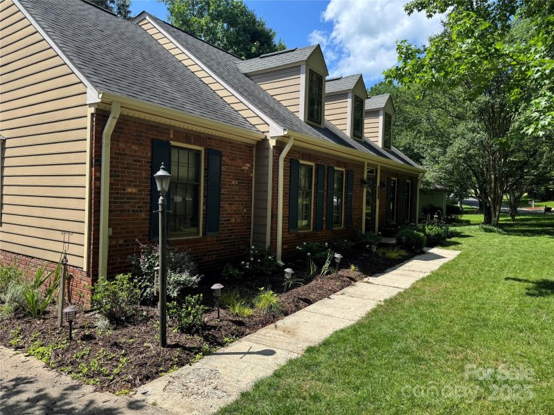 Property image 2 of 1010 Thornsby Lane in Somersby, Matthews, NC 28105