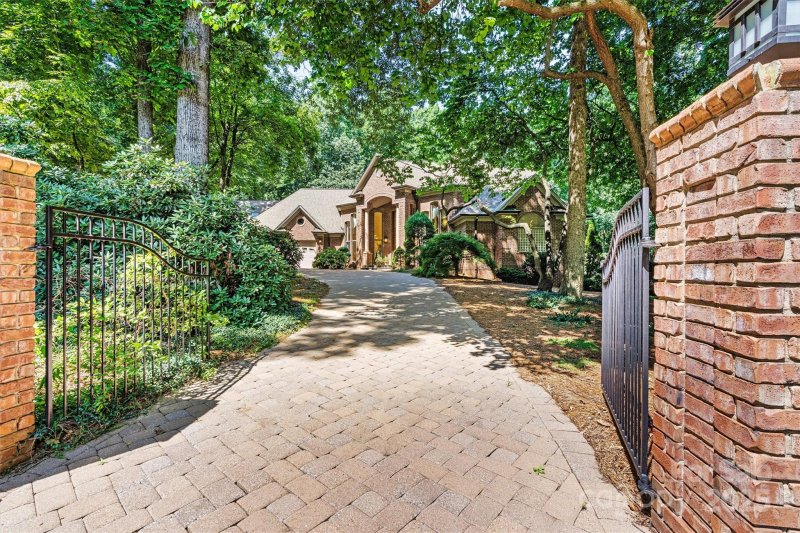 Property image 2 of 1043 Rolling Green Drive in Rolling Green, Newton, NC 28658