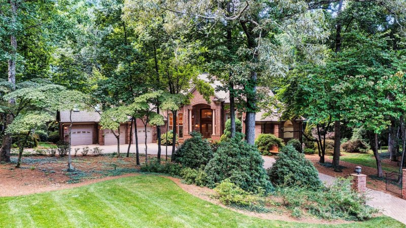 Property image 5 of 1043 Rolling Green Drive in Rolling Green, Newton, NC 28658