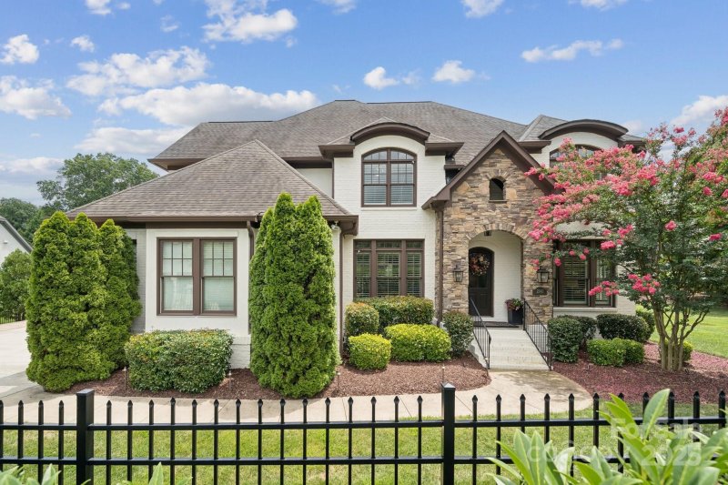 Foxcroft Woods, Charlotte Community