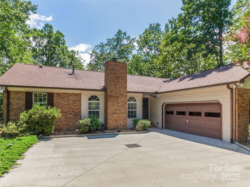 Property image 2 of 547 Hunters Glen Lane in Hunters Glen, Hendersonville, NC 28739