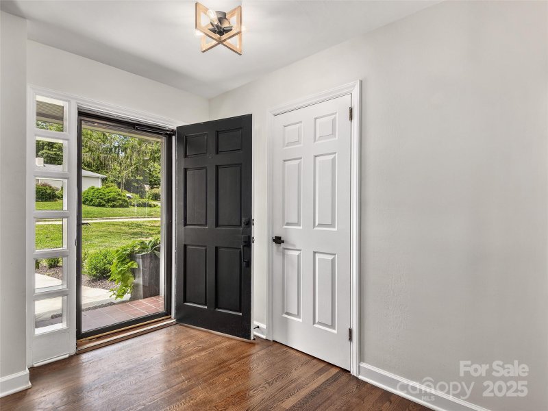 Property image 3 of 8 Bevlyn Drive in Oak Forest, Asheville, NC 28803