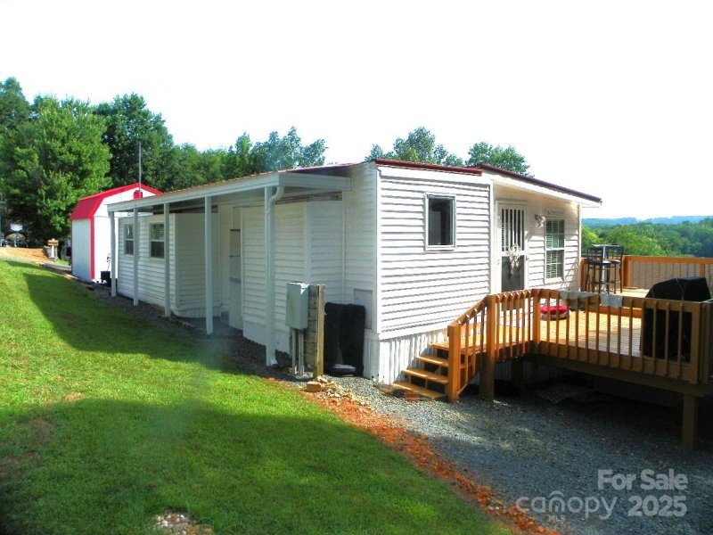 Property image 4 of 218 Cardinal Drive in Badin Shores Resort, New London, NC 28127