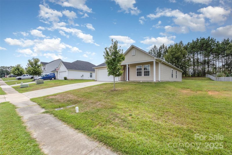 Property image 2 of 646 Scarlet Leaf Lane in Oaks At St Martin, Oakboro, NC 28129