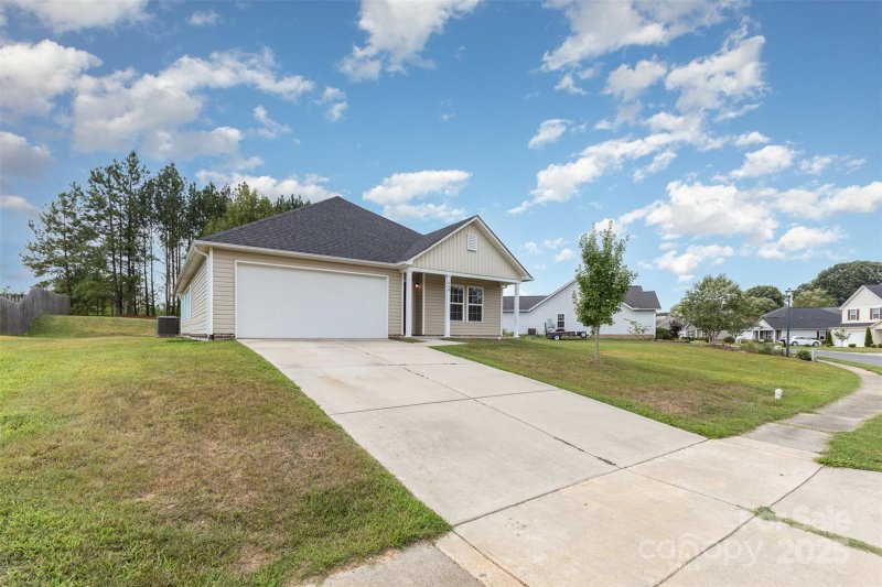 Property image 3 of 646 Scarlet Leaf Lane in Oaks At St Martin, Oakboro, NC 28129