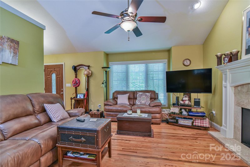 Property image 5 of 911 Fanning Bridge Road in Wildwood, Fletcher, NC 28732