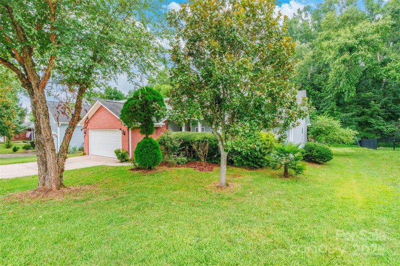 Property image 2 of 12145 Landing Green Drive in Landen Glen, Charlotte, NC 28277