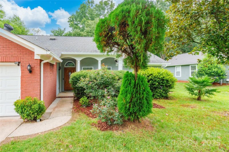 Property image 3 of 12145 Landing Green Drive in Landen Glen, Charlotte, NC 28277