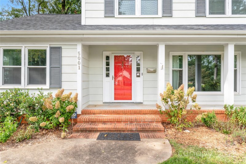 Property image 2 of 5001 Vescova Court in Coventry Woods, Charlotte, NC 28212