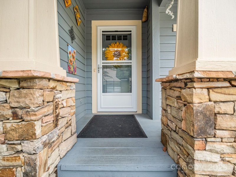 Property image 4 of 27 Gray Wolf Lane in Wolfpen, Hendersonville, NC 28792