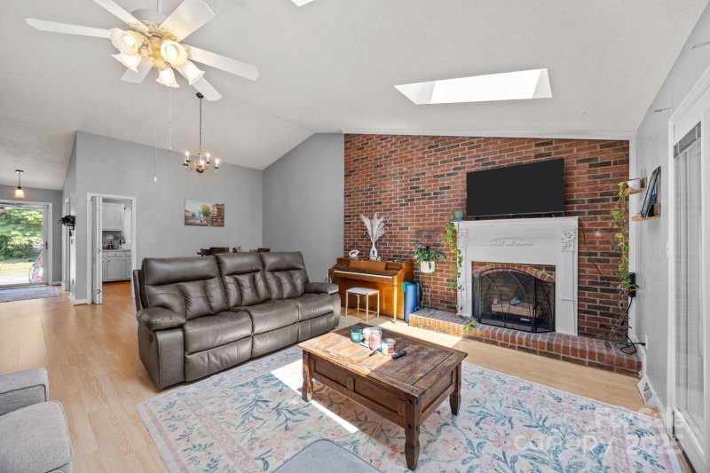 1300 Larchmont Place