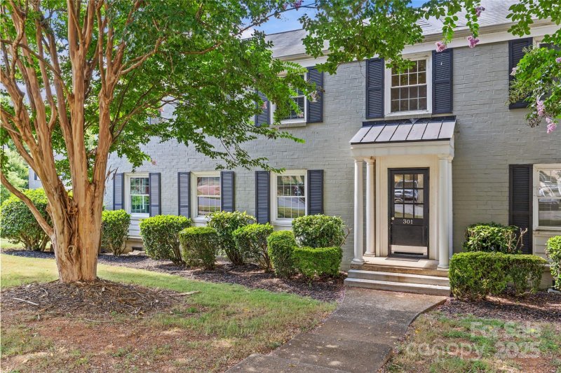 Property image 3 of 301 Wakefield Drive in Myers Park, Charlotte, NC 28209