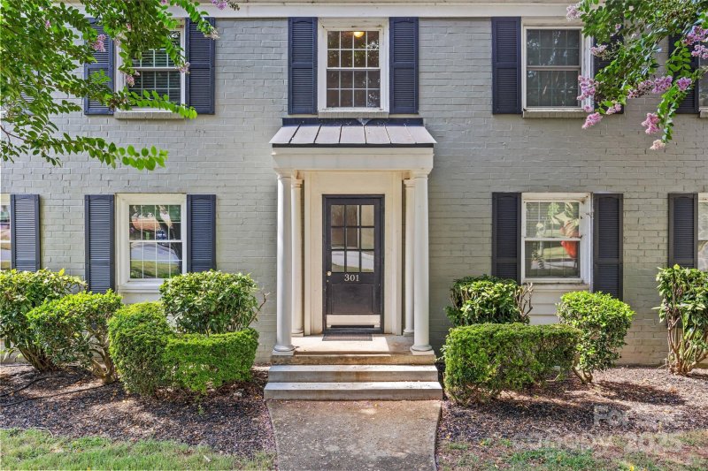 Property image 4 of 301 Wakefield Drive in Myers Park, Charlotte, NC 28209