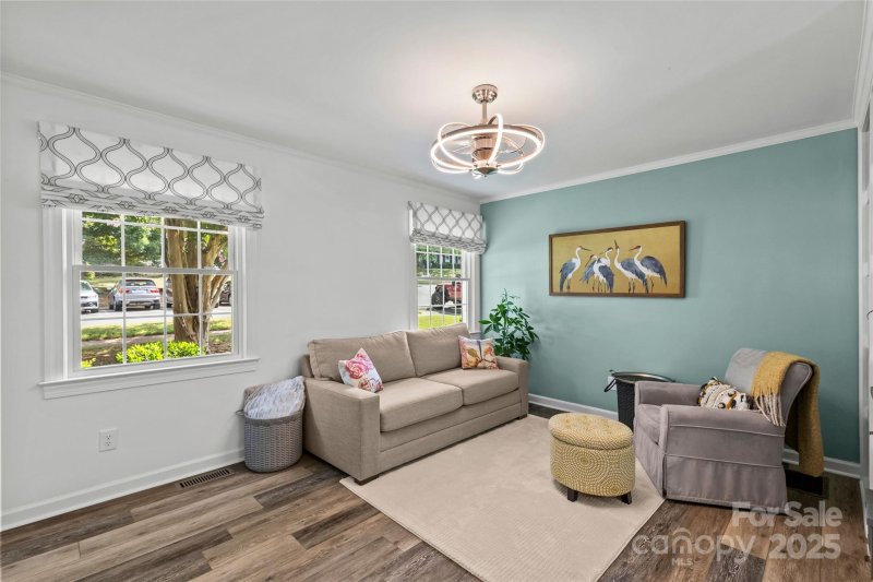 Property image 5 of 301 Wakefield Drive in Myers Park, Charlotte, NC 28209