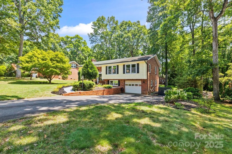 Property image 3 of 1190 18th Avenue in Huntington Forest, Hickory, NC 28601