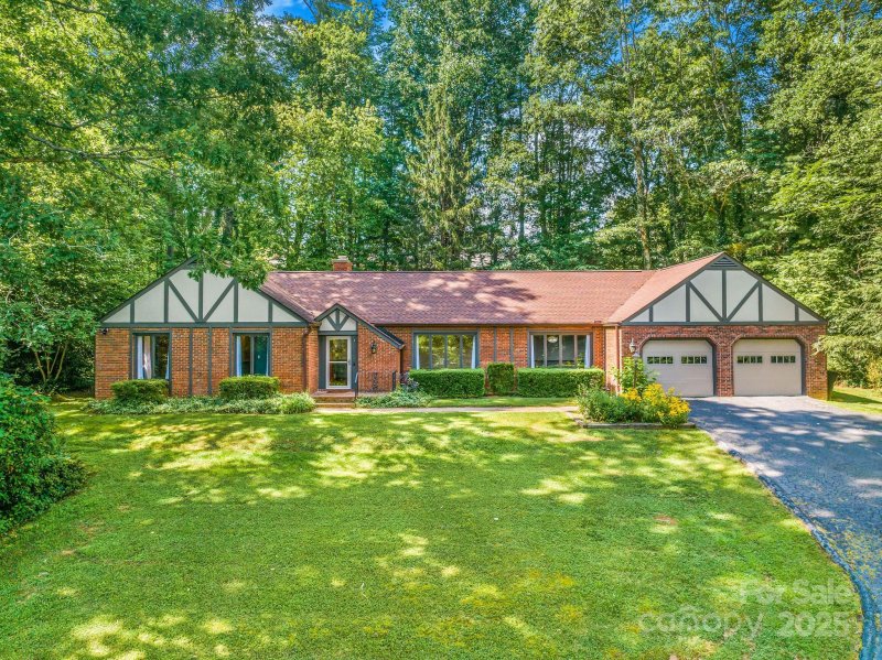 Property image 2 of 119 Yardley Court in Crooked Creek, Hendersonville, NC 28739