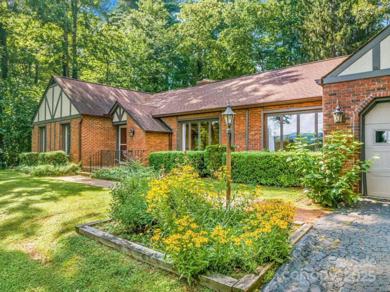 Property image 3 of 119 Yardley Court in Crooked Creek, Hendersonville, NC 28739