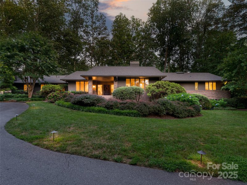 Property image 2 of 14 Stuyvesant Crescent in Biltmore Forest, Asheville, NC 28803