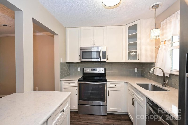 Property image 3 at 2719 Selwyn Avenue, Charlotte, NC 28209