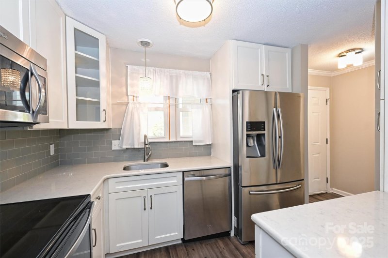 Property image 4 at 2719 Selwyn Avenue, Charlotte, NC 28209