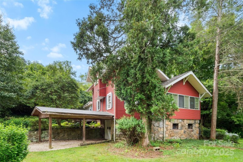 Property image 2 of 9 Arco Road in Arco Gardens, Asheville, NC 28805