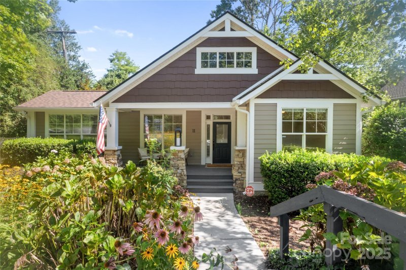 Highland Lake, Flat Rock Community