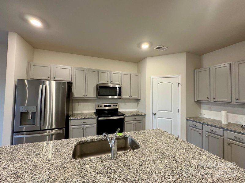 Property image 3 at 7032 Maple Run Circle, Charlotte, NC 28215