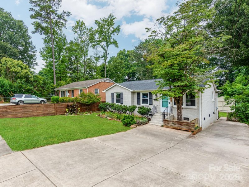 Property image 2 of 1709 Dallas Avenue in Oakhurst, Charlotte, NC 28205
