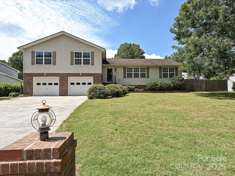 Property image 2 of 323 Swamp Fox Drive in Foxwood, Fort Mill, SC 29715