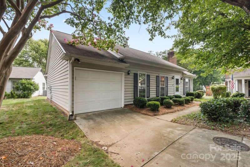 Property image 2 of 805 Bradford Woods Drive in Stone Orchard, Charlotte, NC 28209