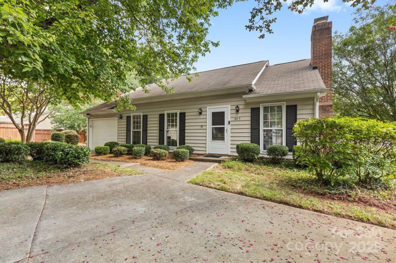 Property image 3 of 805 Bradford Woods Drive in Stone Orchard, Charlotte, NC 28209