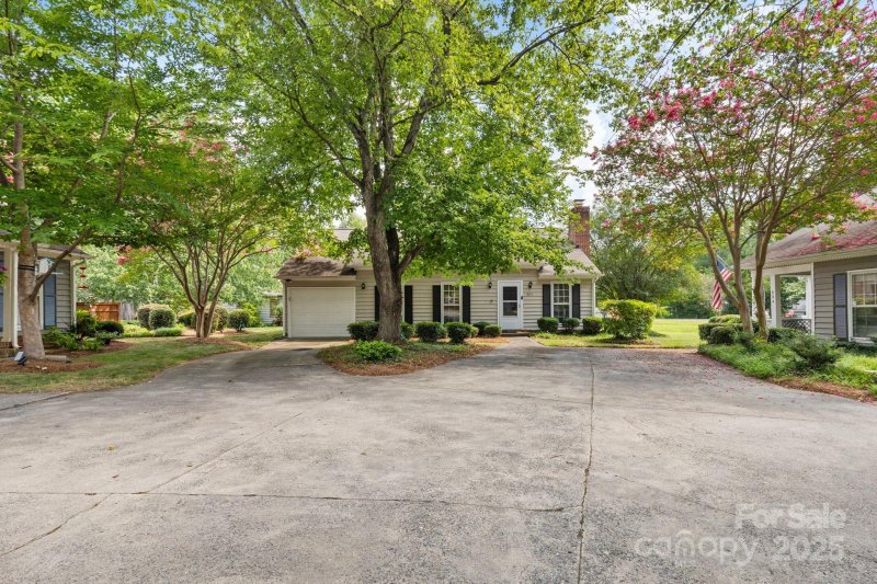 Property image 4 of 805 Bradford Woods Drive in Stone Orchard, Charlotte, NC 28209