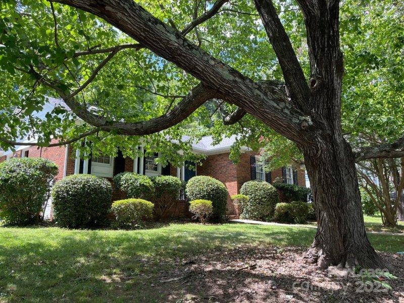 Property image 2 of 6734 Knollgate Drive in Idlewild, Charlotte, NC 28212