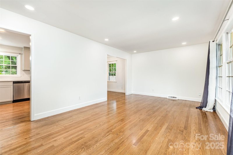 Property image 3 at 6422 Idlebrook Drive, Charlotte, NC 28212