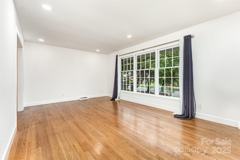 Property image 4 at 6422 Idlebrook Drive, Charlotte, NC 28212