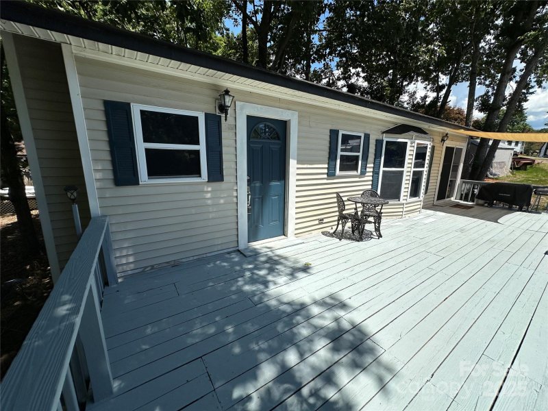 Property image 3 of 112 N Cardinal Drive in Badin Shores Resort, New London, NC 28127