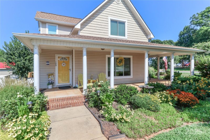 Property image 2 of 139 Valencia Lane in Olde Statesville, Statesville, NC 28625