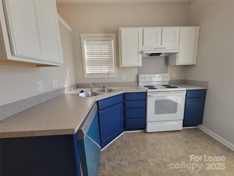 Property image 3 of 7844 Paper Birch Drive in Kingstree, Charlotte, NC 28215