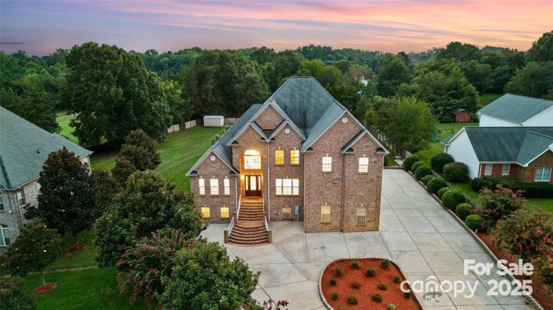 Property image 3 of 109 Dabbling Duck Circle in Hunters Blind, Mooresville, NC 28117