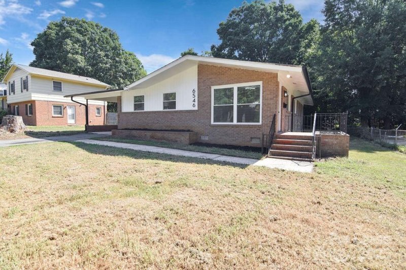 Property image 2 at 6546 Heatherbrook Avenue, Charlotte, NC 28213