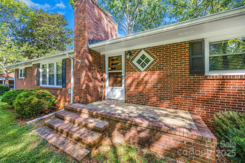 Property image 2 of 104 Lakeview Drive in Forest Hills, York, SC 29745