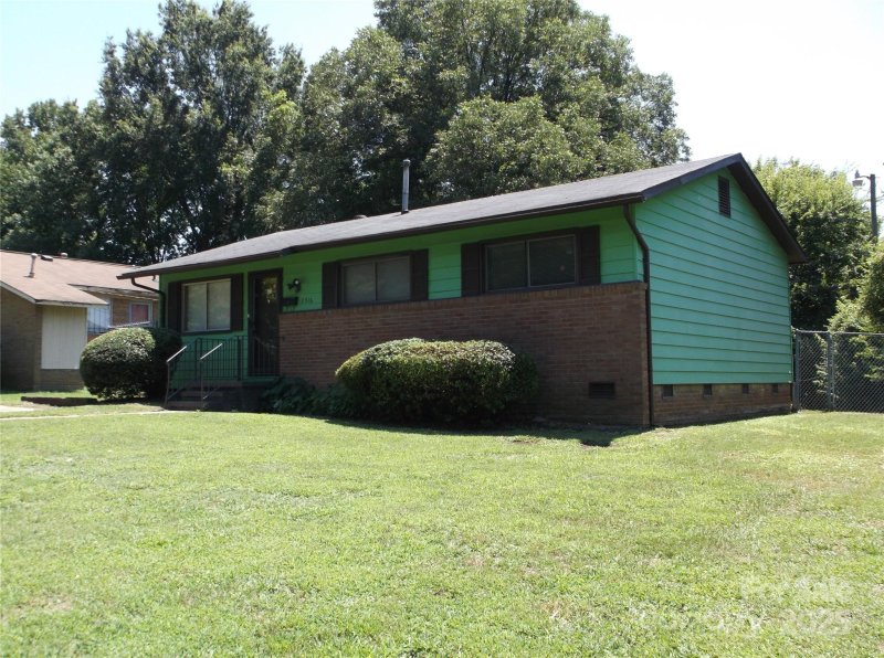 Property image 2 of 2516 Abelwood Road in University Park, Charlotte, NC 28216