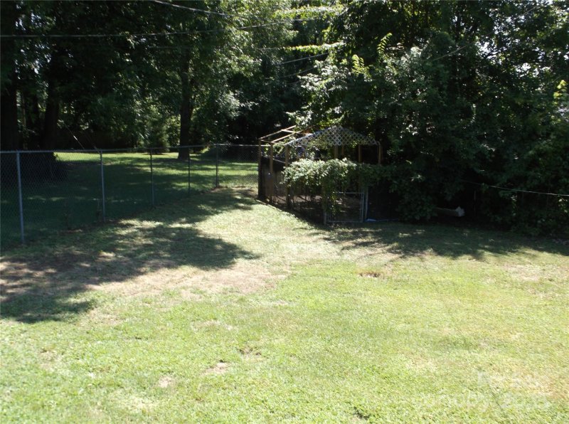 Property image 3 of 2516 Abelwood Road in University Park, Charlotte, NC 28216