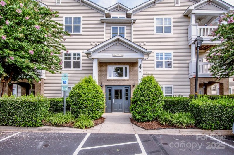 Property image 3 of 17151 Doe Valley Court in Alexander Chase, Cornelius, NC 28031